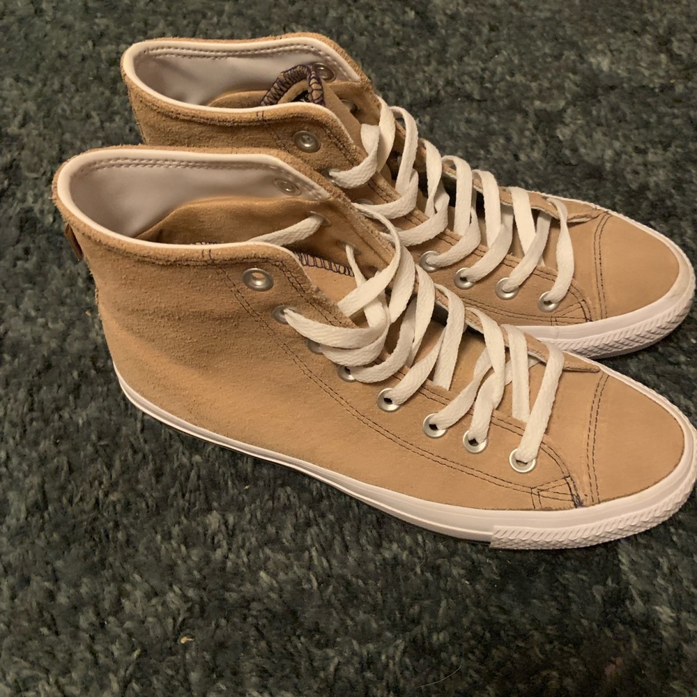 Tan converse. - Picture 5 of 6